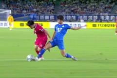 鹽城隊禁區內突破倒地，買買提江果斷判點，胡書銘點射破門