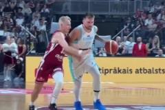 狀態(tài)過于炸裂！東契奇半場17分鐘暴砍26分 命中率67%