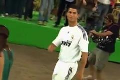 女記者肉眼可見的開心啊！名場面！C羅：別說話，讓我吻你！