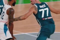 玩的全是心機啊東契奇示意手被夾，抽回后立馬借機突破取分~