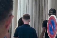 進展迅速！亞馬爾被拍到與緋聞女友一起逛街，并同住一家酒店