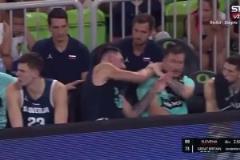 隊霸實錘東契奇在板凳席上竟“大打出手”“手刃隊友”