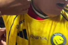 被摸麻了哥們兒把C羅落場球衣穿在身上，被周圍的球迷狂摸