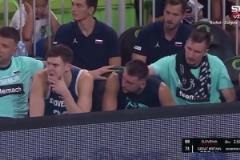 看著真生氣了？東契奇替補席“手刀”隊友