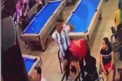 阿根廷奪冠后，男球迷當場被綠還不知情