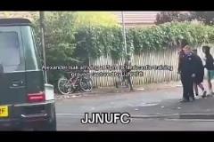 人人喊打！伊薩克開(kāi)車被紐卡球迷追著罵：老鼠，滾出這里！