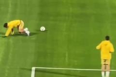 帥不過三秒！帕雷德斯秀漂亮停球后摔了個狗啃泥