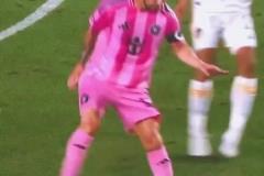 這怕不是腦后長(zhǎng)眼了吧！特寫視角再看梅西精妙腳后跟助攻！