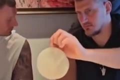 看一次笑一次約基奇中國行吃烤鴨，二哥貌似連薄餅墊紙都吃了