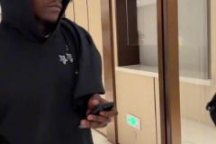 凌晨抵達(dá)上海愛德華茲下飛機(jī)后不忘給熱情的球迷們簽名