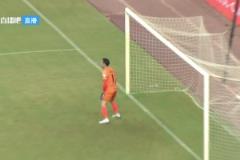 這球能撲到嗎？中甲驚現(xiàn)詭異烏龍：皮球折射后從門(mén)將身邊入網(wǎng)
