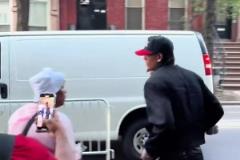 這就是紐約嗎！尼克斯新援克拉克森在街頭扔垃圾都被記者圍攻