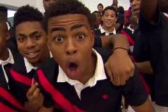 格里芬美國隊訓練表演炸扣乍一看，圍觀小孩里好多未來球星！