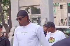 依舊！球迷在成都街頭偶遇閑逛的小卡