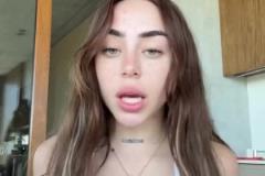 亞馬爾新女友竟然喜歡cos蜘蛛俠肩膀上這是小黑蛛嘛~