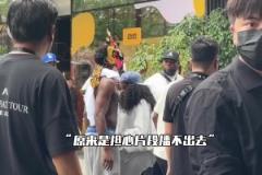 有點太不拘小節了華子內褲大外漏，女友見狀趕忙給他提了上去