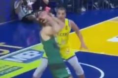 進攻中鋒拿球砸自己臉，裁判吹了防守犯規，防守球員都懵逼了