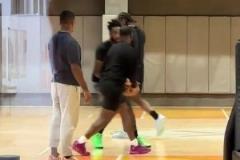 什么時候來CBA呀小卡中國行現身廣州龍獅球館進行訓練