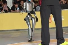 小卡：你是機器人，那我是誰？