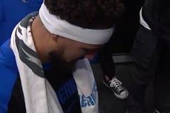 真愛賽后球迷曾拿勇士11號找克萊簽名，克萊果斷拿過來簽了