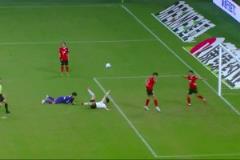 扳回一個！南通門將摘高空球脫手后犯規，蘇州隊老將王飛點射破門