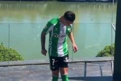 可惜沒來個轉圈！安東尼在歡迎會上大秀球技