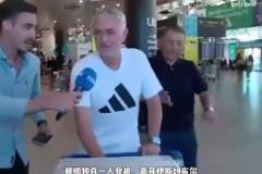 曾經(jīng)意氣風(fēng)發(fā)的穆里尼奧心情稍顯低落，獨(dú)自一人等待航班回葡萄牙
