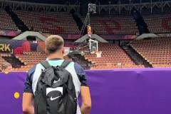 逆天球感東契奇背著背包從觀眾席扔進三分！隊友直接看傻認輸