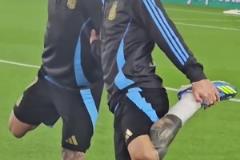 情難自已！賽前梅西與德保羅一起熱身時笑著笑著就哭了…