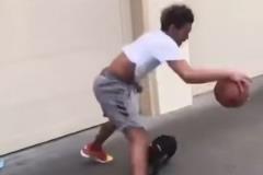 知道特雷-楊為啥運球那么犀利了吧