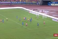 真敢做動作啊！蘇超無錫球員禁區內停球+倒鉤，可惜踢中對手