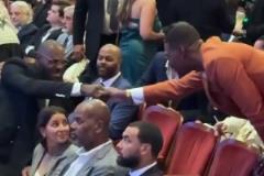 老搭檔詹姆斯抵達名人堂現場，與前隊友波什開心握手~