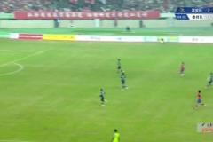藝高人膽大！淮安隊球員選擇半場吊門，還好泰州隊門將注意力集中