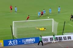 極度舒展！蘇超鹽城隊門將李智良神勇撲出蘇州隊點球