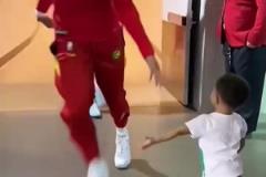 爆火出圈！哈特布倫森嘲笑佩恩的搞笑發(fā)型！“就像薯條一樣”