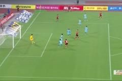 落點判斷真準啊！蘇州隊左駿杰面對雙人包夾精準頭球破門扳平比分