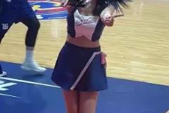 香港金牛的啦啦隊相當懂事兒看到鏡頭對準自己，立刻給出回應