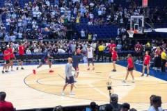 球迷拍攝詹姆斯熱身，連續三個中投尷尬不中&一旁華子看得直撓頭