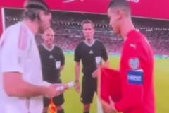 索博斯洛伊老婆拍下索博向C羅打招呼：屬于你的時刻，寶貝