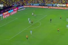 阿根廷0-1落后！塔利亞菲科半場(chǎng)補(bǔ)時(shí)階段送點(diǎn)，瓦倫西亞點(diǎn)射破門