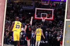 人生巔峰一幕！詹姆斯&東契奇目送吉迪超遠三分絕殺