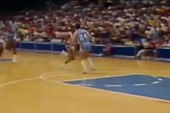 聽這聲音應該很痛吧！大學喬丹快速回防，結果跳太高頭撞籃板