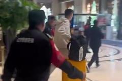 保安過于敬業，楊鳴無奈了：不用這么攔，這沒人！