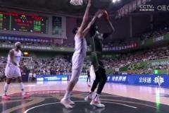 高塔對決！2米16周琦正面無情大帽2米28法爾