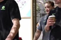 相當放松！澳大利亞全隊在杭州街頭漫步