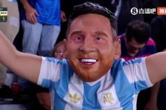 巴西被錘了4球，“梅西”激動得親吻阿根廷隊徽