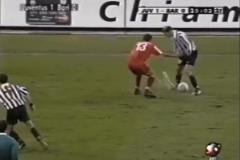 小西蒙尼賽后擁抱母親，給了一個大大的親吻