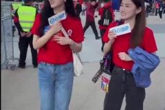 劉暢姐姐現場采訪資深老球迷，不巧遇到保安…………