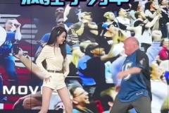 女主播辰辰：今日主線任務是學習跳舞森林狼大叔太有激情了