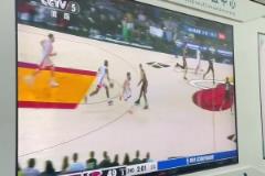 這看著爽??！醫院大屏幕上播放NBA比賽 患者家屬駐足觀看